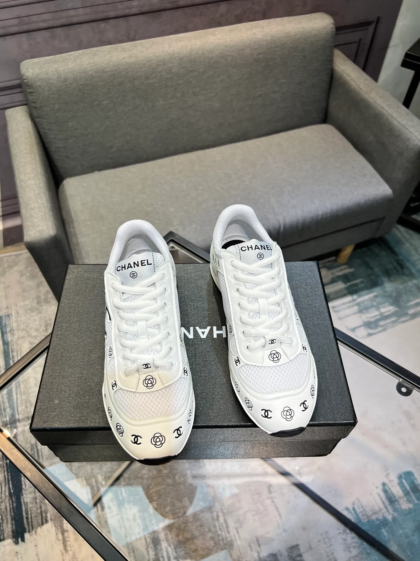 Men's men's shoes 💰640 Exclusive real shot (top version) CHANEL Chanel 2025ss color matching thick-soled casual sports shoes and sneakers. The counter is synchronized. The counter is very popular. A shoe that is very difficult to buy. The most popular thick-soled panda shoes on the Internet. It can be imagined that Xiaoxiang control can't miss it. It has both good looks and comfort. Simple and versatile white shoes. The thick sole increases the height and is super versatile. Close your eyes and wear it. Whoever wears it will look better. Upper: calfskin Lining: imported sheepskin lining Outsole: TPU original outsole Size: 35-44 (customized for women 41 and 40, and 45 for men)